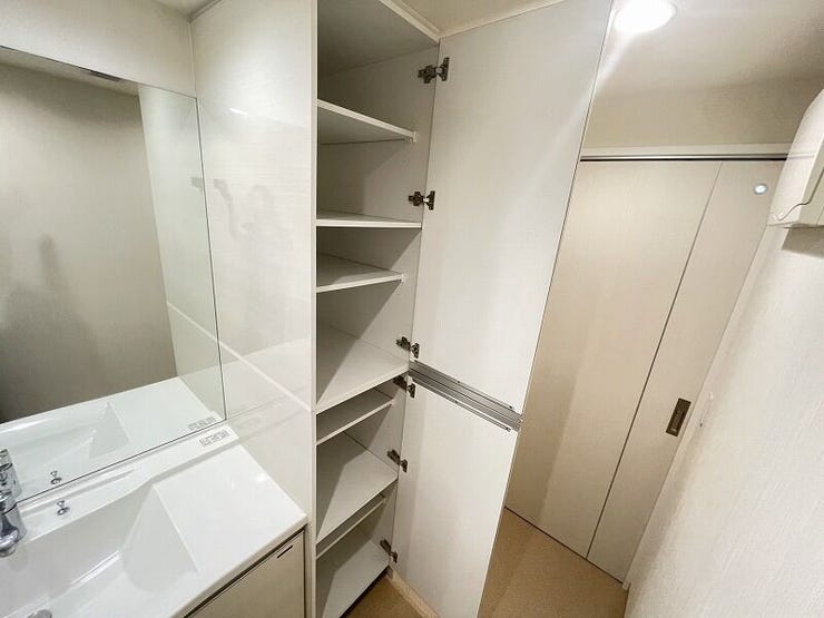 手洗い場横には便利な収納棚付き