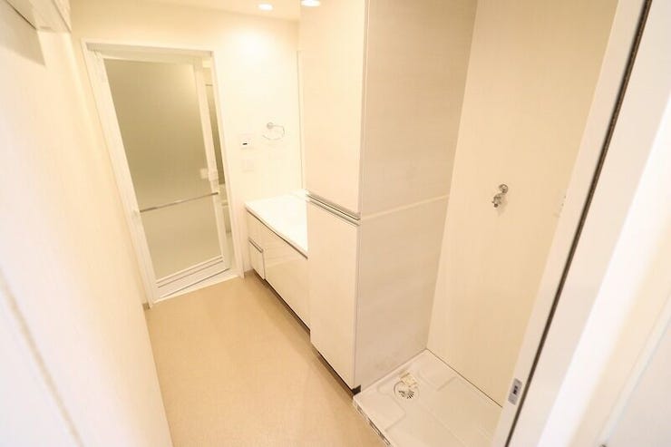 洗面所には嬉しい洗濯機置場付き