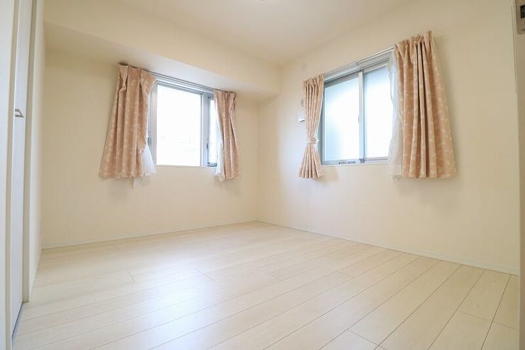 二面採光の洋室は日当たり良好