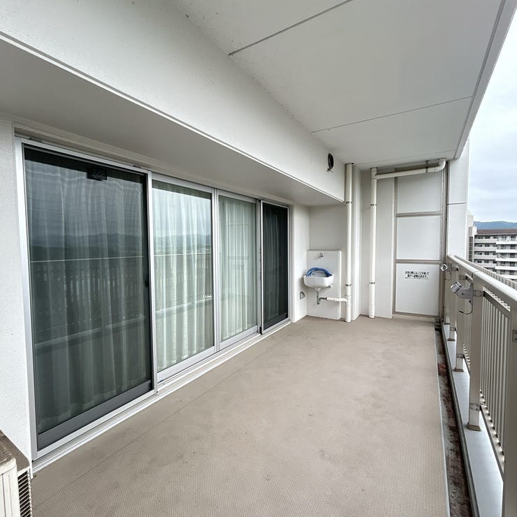 広々としたワイドバルコニー。
洗濯物はもちろん、お布団もしっかり干せます。
風や雨の影響も受けにくく、安心。