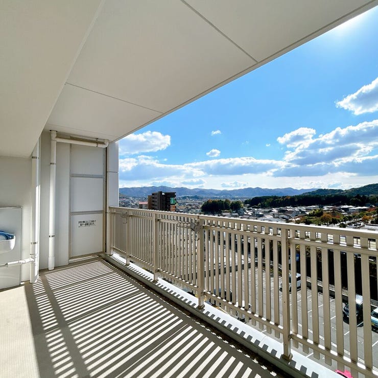 バルコニーからの景観。全戸南向きで日当たり良好です。