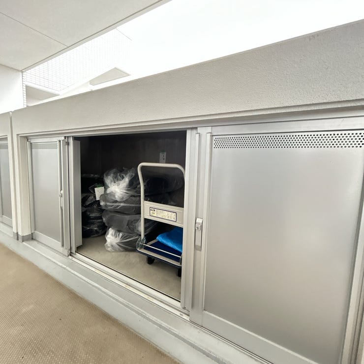 玄関前には大容量トランクルーム付!!冬用タイヤはもちろん、荷物を運ぶカートや小さなお子様の自転車、ベビーカーなども楽々収納できます。