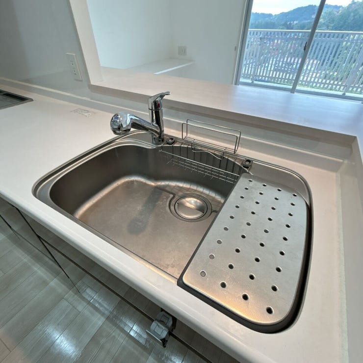 広いシンクは使い勝手もよく便利ですね!カウンターキッチンのため、お皿にお料理も盛り付けたり、出来た料理も並べることができてとても便利です。