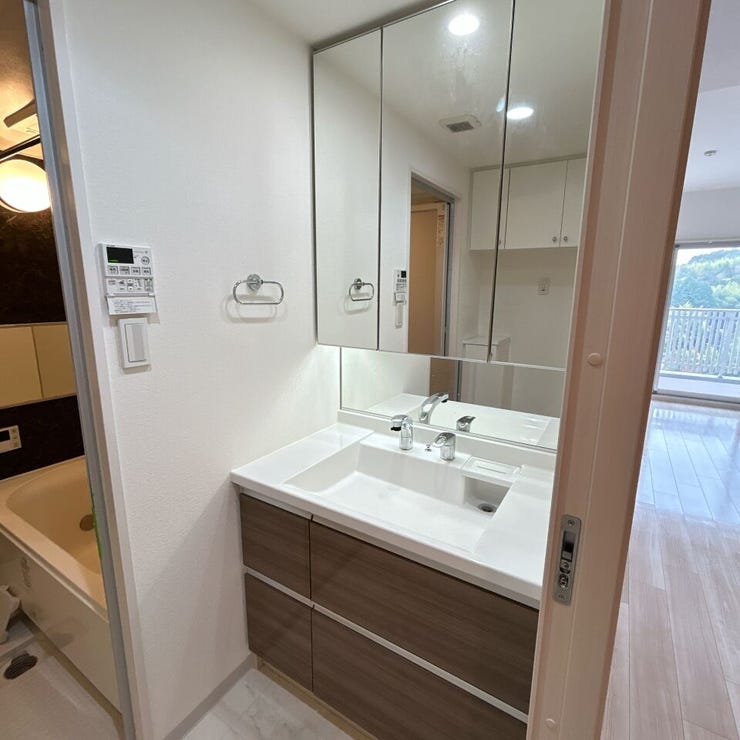 3面鏡の洗面台は朝の身だしなみチェックもばっちりです。収納スペースもあり、洗面回りもすっきり快適に使用できます。