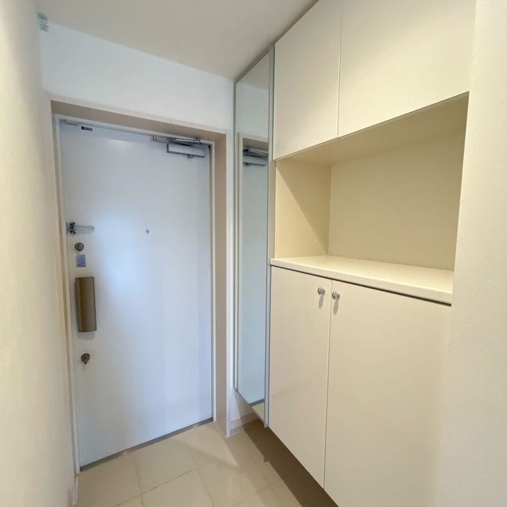 全身鏡もあるとシューズボックス完備の玄関。飾り棚もあり、お子様の作品や綺麗なお花を飾るのもおすすめです。