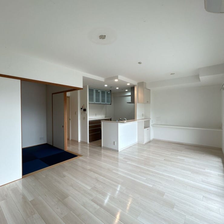 17帖のリビングは広々とした空間で、大きな窓から明るい陽が差し込む明るいお部屋となっています。エアコン付き。都市ガスで、バスファンヒーターを使用でき、冬も暖かです。