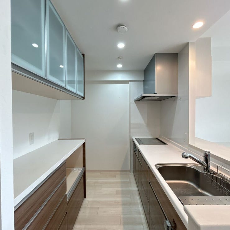 キッチンは広く、カップボード付き♪収納スペースが充実しており、鍋やお皿はもちろん、備蓄食材や調味料のストックにもおすすめ!キッチンからはリビング全体が見渡せます。