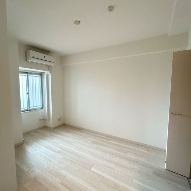 エアコン付きの洋室。鏡付きのクローゼットもあります。主寝室や子供部屋、趣味部屋としてもおすすめです。