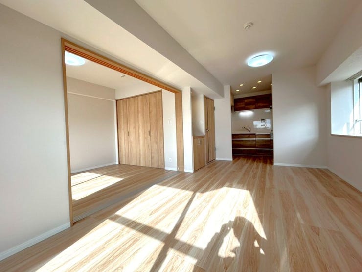 明るい陽射しが差し込む南向きリビング。
家族の団らんがより心地よく深まります。