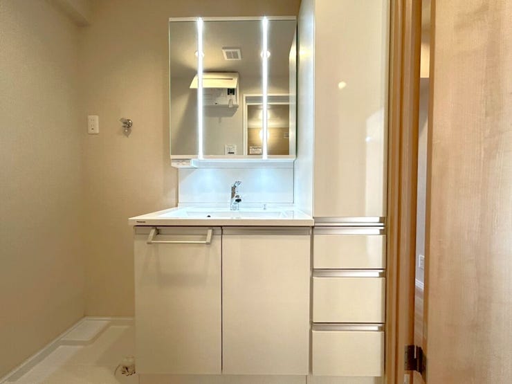 使いやすさと収納力を兼ね備えた3面鏡付き洗面化粧台。
朝の身支度もラクラクです♪