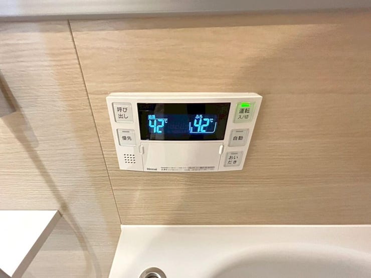 オートバス&追焚機能付きマルチリモコンで、いつでも快適な入浴時間を実現。
温度調整も簡単で、家族それぞれの時間に合わせられます。