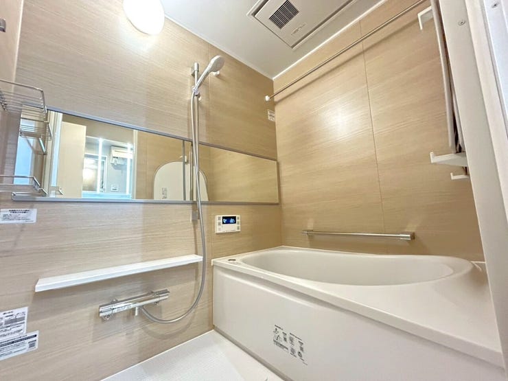 シンプルで明るい雰囲気の浴室で、ほっと一息つける空間です。