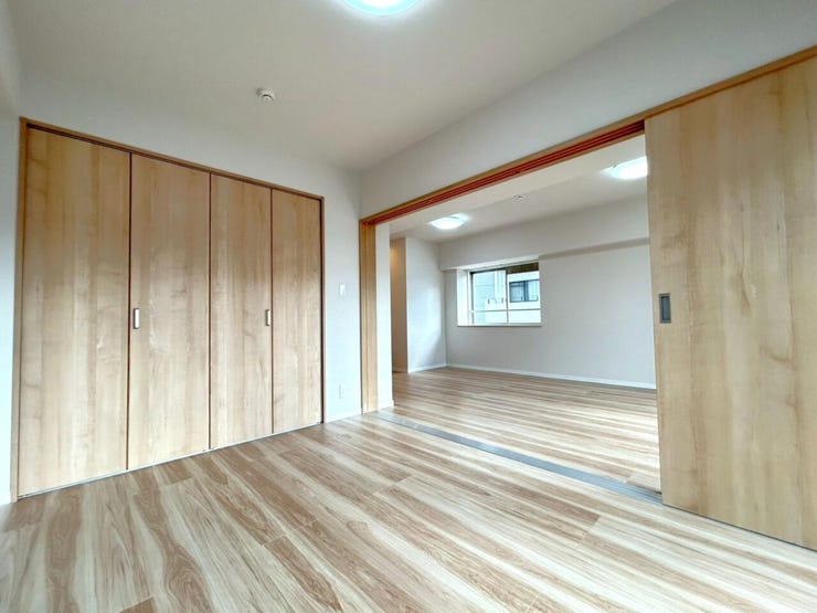 <洋室1:5.3帖>リビングに隣接する洋室