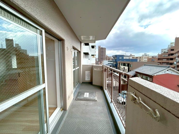 南向きバルコニーは、明るい陽光がたっぷり差し込む心地よい空間。