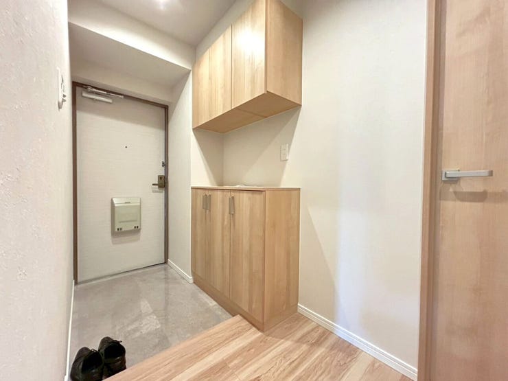 木目調のシューズボックスは、玄関にあたたかな雰囲気を演出。
収納力もあり、靴をすっきりと整理できます。