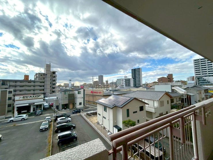 スーパーまで徒歩4分の便利な立地。
急な買い足しにもすぐ行けて安心です。