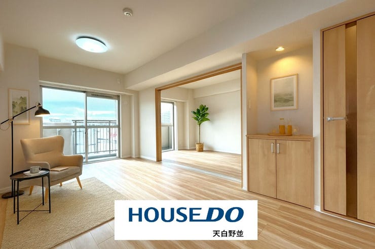 明るい陽射しが差し込む南向きリビング。
家族の団らんがより心地よく深まります。