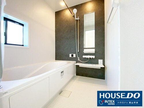 【ゆったり足を伸ばせる!癒やしのモダンバスルーム】 シックなアクセントパネルが落ち着いた雰囲気を演出する浴室です。足を伸ばして入れる浴槽で、一日の疲れをリセット!窓が付いているので換気もバッチリできま