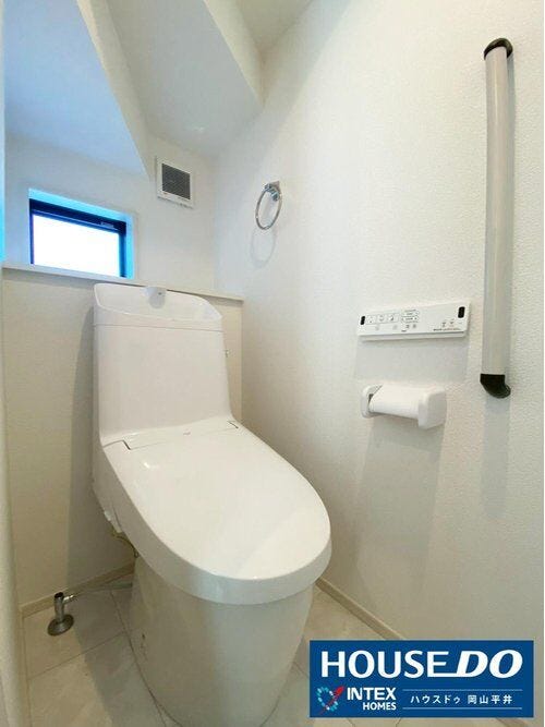 【いつでも清潔!快適な温水洗浄機能付きトイレ】 白で統一された清潔感あふれる空間に、温水洗浄機能付きトイレを完備!小窓付きで換気もばっちり、いつも気持ちよくお使いいただけます!