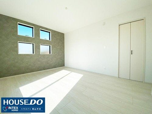 【デザインがお洒落!落ち着きのあるアクセントウォール】 グレーのアクセントクロスと、配置にこだわった複数の小窓が印象的な洋室です。差し込む光とデザインが、落ち着いた雰囲気を演出。