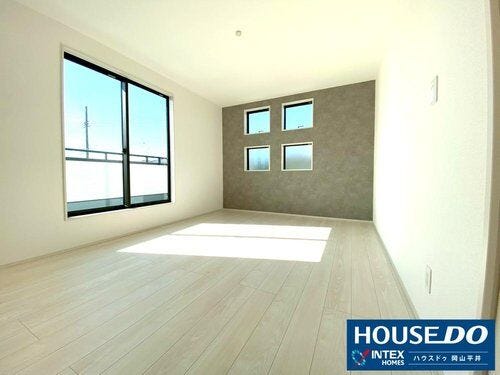 【陽光を贅沢に取り込む、ゆとりの空間】 大きな窓と明るいフローリングが相まって、お部屋いっぱいに光が広がります!お洒落なアクセントウォールを眺めながら、自分だけの時間をゆったりと過ごせそうですね。