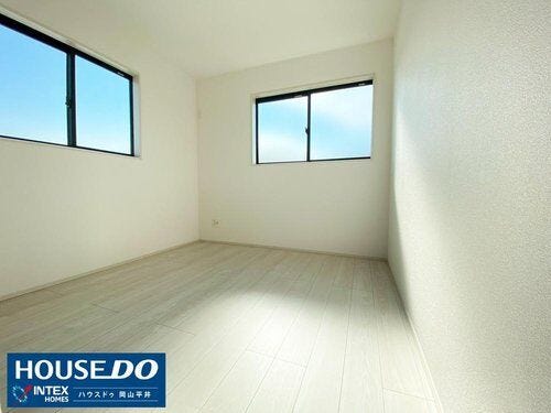 【風と光を取り込む、二面採光の快適洋室!】 二つの窓から心地よい風と光がたっぷり入る明るいお部屋です。換気もスムーズでいつもクリーンな空間!お子様の勉強部屋や書斎にもぴったりですね。