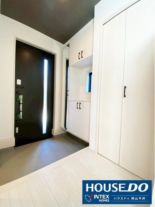 【家族の靴をすっきり収納!明るくお洒落な玄関】 シックな黒の玄関ドアと大容量のシューズボックスが目を引く玄関。大きな収納で、家族全員の靴や小物もすっきり片付きますね!気持ちよくお客様をお迎えできます!