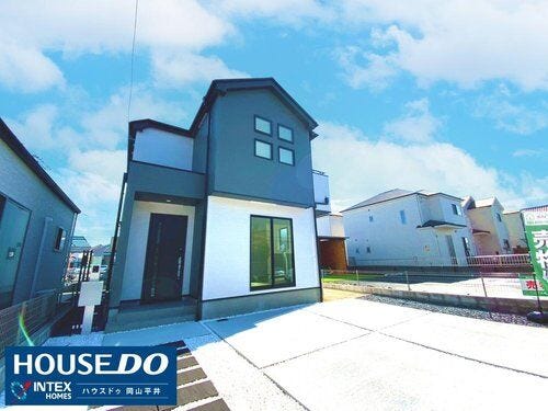 【ゆとりの駐車スペース付き!】 並列駐車が可能な広々としたカースペースを確保!毎日のお車の出し入れもスムーズで安心です。モノトーンの外観がモダンな印象を与え、道行く人の目を引くでしょう!