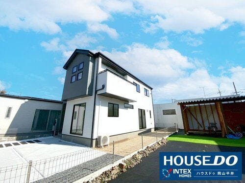 【青空に映える!スタイリッシュなデザイナーズ住宅】 白と濃いグレーのコントラストがお洒落。モダンで洗練されたデザインは、帰るたびに気分が上がるでしょう。憧れのマイホーム生活をスタートしませんか?