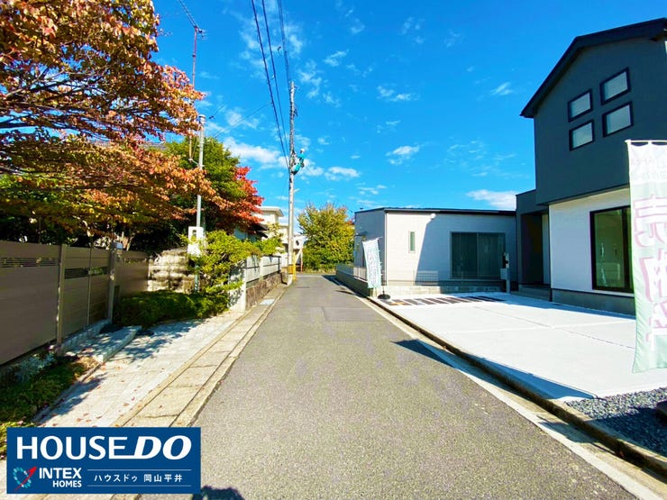 【車通りが少なく安心!ゆとりのある生活道路】 物件前の道路は、周辺住民の方が主に利用する生活道路です。交通量が少ないため、車の出し入れもスムーズ。落ち着いた雰囲気の中で、家族の安心な暮らしが守られます