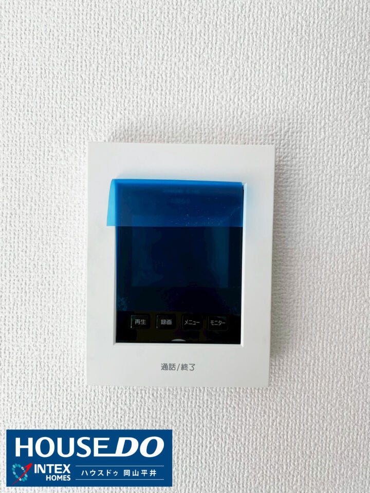 【安心を届ける!録画機能付きモニターホン】 来訪者を映像で確認できるモニター付きインターホンを完備!録画機能も付いているので、お子様のお留守番時や、忙しい時も安心です。家族の安全を守る設備ですね!