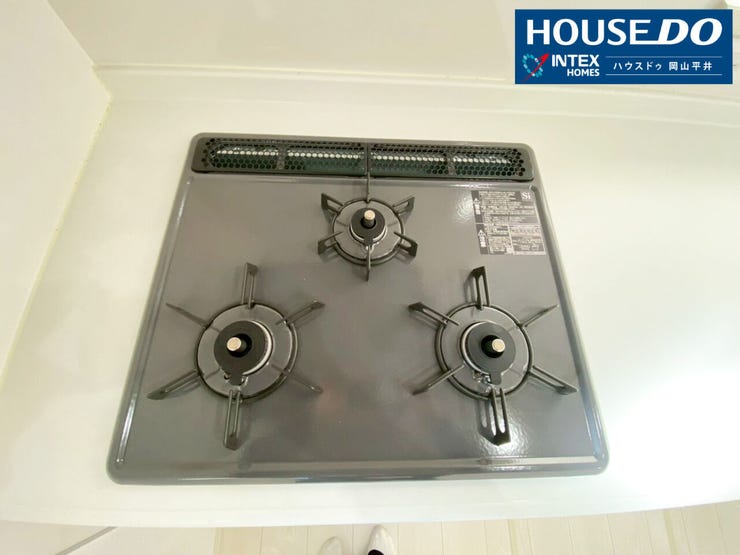 【時短に大活躍!安心の3口ガスコンロ】 毎日の料理に欠かせない3口コンロを完備!一度に複数の調理ができ、忙しい夕食の準備も時短できますね。お手入れしやすいフラットなトッププレートも魅力的です!