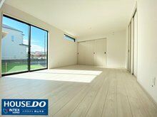 【心地よい風が通り抜ける、明るいプライベート空間】 掃き出し窓からお庭へ出られる、開放感いっぱいの洋室です!明るいお部屋♪