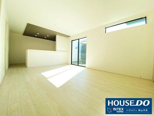 【光あふれる、家族の集いのリビング】 たっぷりの陽光が差し込むリビングは、家族みんなが自然と集まる、明るく心地よい空間です。休日はここでくつろぎの時間を過ごしませんか?