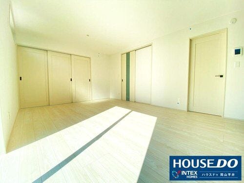 【太陽の恵み!家族団らんを育む明るいリビング】 大きな窓からたっぷりの陽光が差し込み、お部屋全体を明るく照らします。ポカポカ温かい空間で、家族の笑顔が弾む毎日を過ごせますね!