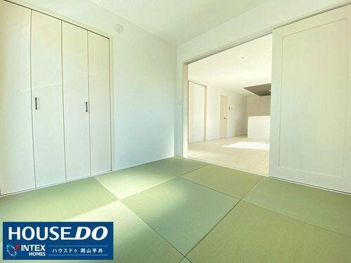 【繋げて使える!開放感と多目的に便利な続き間】 洋室に隣接した和室があります。扉を開放すれば広々とした大空間に!客間やお子様の遊び場、寝室など、ライフスタイルに合わせて多様に使えるのが魅力ですね!