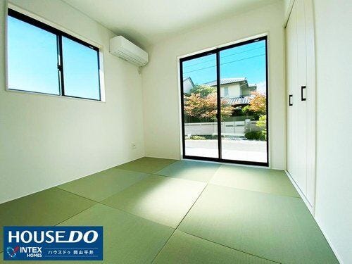 【安らぎの空間!子育てにも便利なモダンな和室】 大きな窓から光が差し込む明るい和室です。お子様のお昼寝や遊び場、客間としても大活躍!い草の香りに癒やされながら、ゆったりとした時間をお過ごしください。