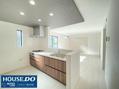 【お洒落な対面式システムキッチン】 リビングの様子を見ながらお料理ができる人気の対面式キッチンです!豊富な収納と広いワークトップで、お子様と一緒に楽しくクッキング!家事の時間がきっと好きになりますよ♪