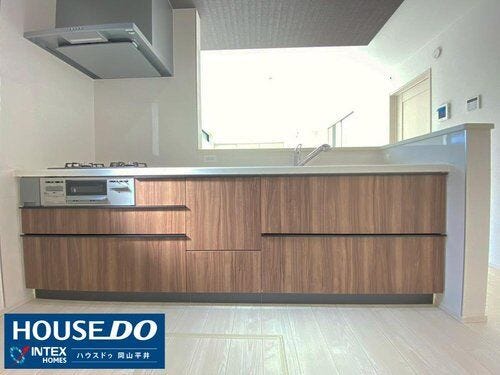 【デザインと機能性を兼ね備えた、たっぷり収納!】 木目調のパネルがお洒落なシステムキッチンは、引き出し式の収納がたっぷり!食器や調理器具もすっきり片付き、キッチンをいつもきれいに保てます。