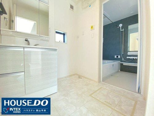 【忙しい朝も快適!収納豊富な広々洗面空間】 白を基調とした清潔感あふれる洗面所です!ミラー裏まで収納できる三面鏡で、化粧品や小物もすっきり片付きます。