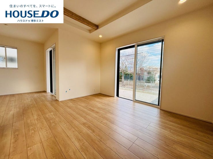 【家族の時間、穏やかな空間】家族が集まるリビングは床や壁をシンプルなテイストに。居心地が良いから自然と集まり、特別なことはしないけど、家族といる安心感は大切♪