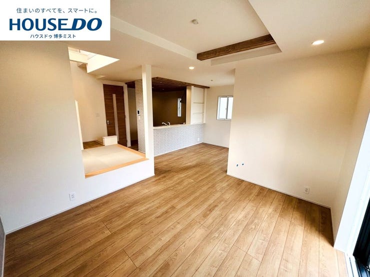 【家族のいやし時間】穏やかな光が入るリビング。忙しい毎日だからこそ、家族と過ごす時間は大切。家族みんなが快適なリビングだから、忙しい朝も、くつろぎの夜も、楽しい時間が過ごせます。