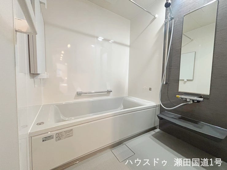 ゆったりした浴槽で一日の疲れを癒せます。