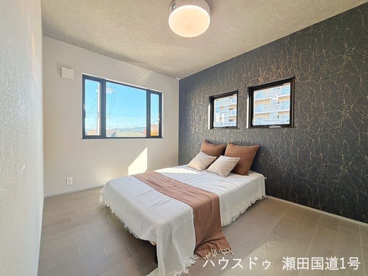 2F7帖洋室です。窓からは自然光がたっぷり入り込み、部屋全体が明るく開放的です。