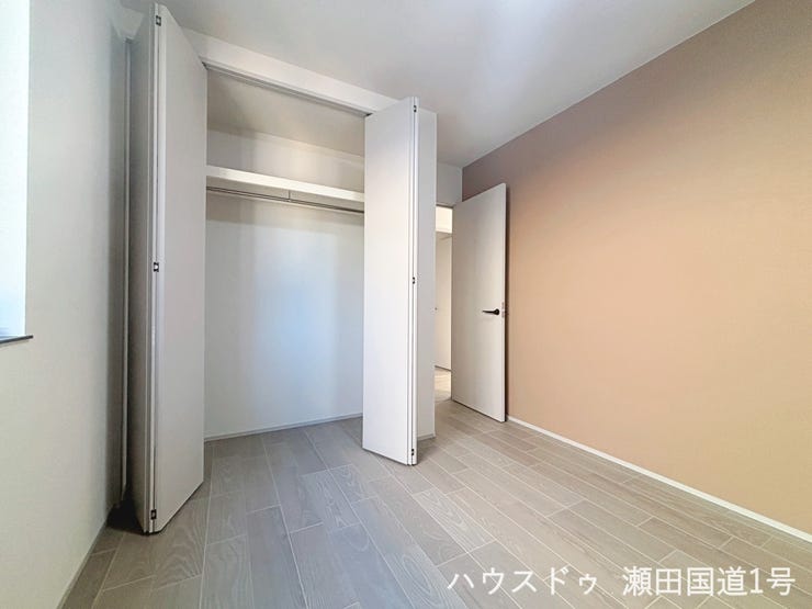 2F東側 5.2帖洋室です。クローゼットも備え付けられているため、衣類や小物をスッキリ収納できます。