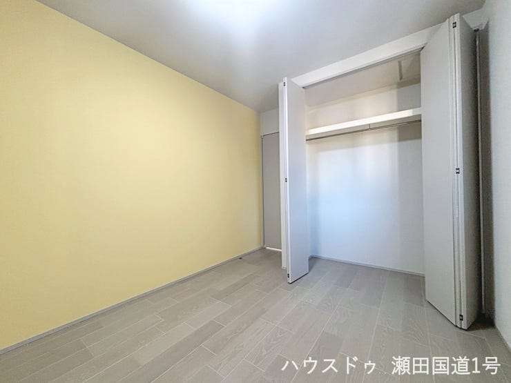 2F西側 5.2帖洋室です。クローゼットも備え付けられているため、衣類や小物をスッキリ収納できます。