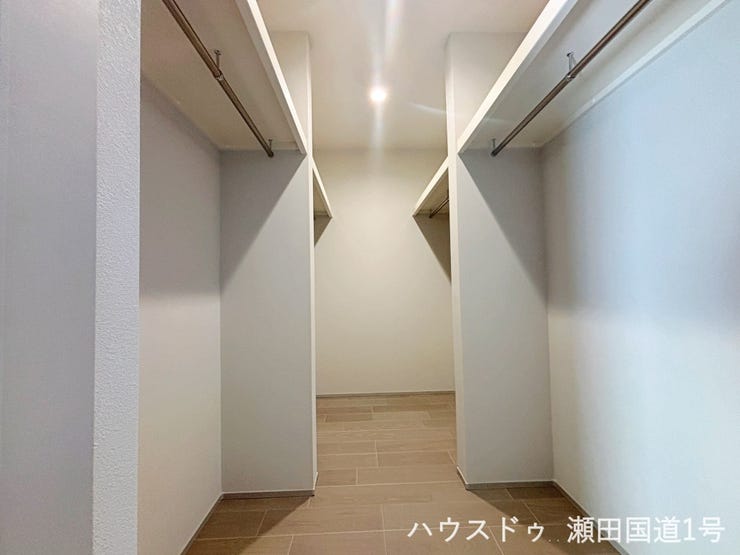 たっぷり収納できるウォークインクローゼットです。