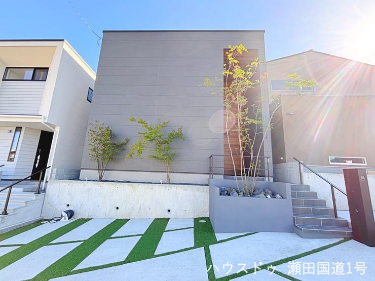 【外観】
グレーの外壁を基調とした、都会的で洗練されたデザインです。