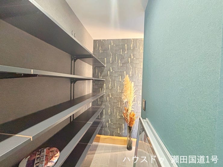 大容量のシューズクロークはそのままベビーカーも収納できて便利です。