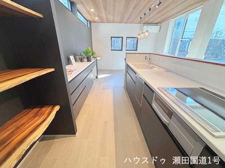 キッチン背面にはオープンシェルフも備え付けられており、おしゃれなディスプレイも楽しめます。